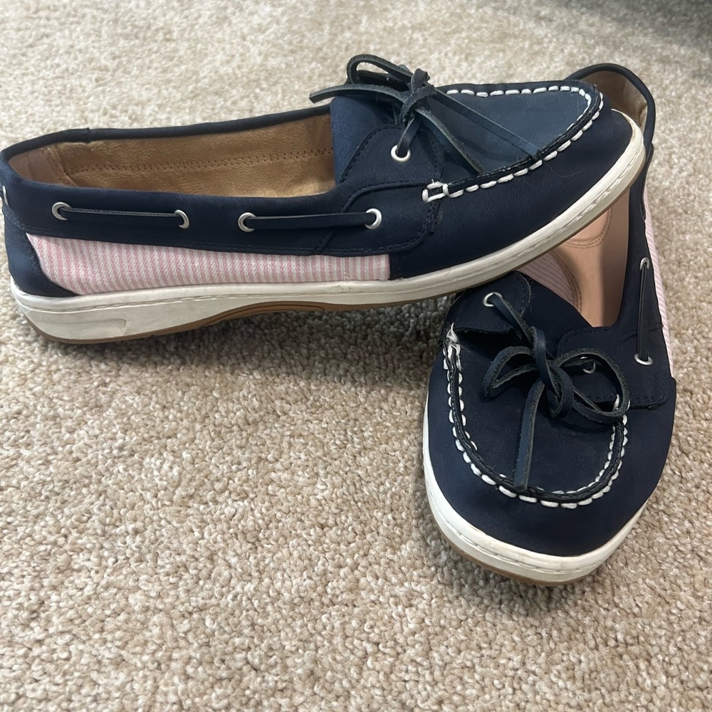 Gently used “boat shoe” flats. Size 10. Cute pink accents!!
